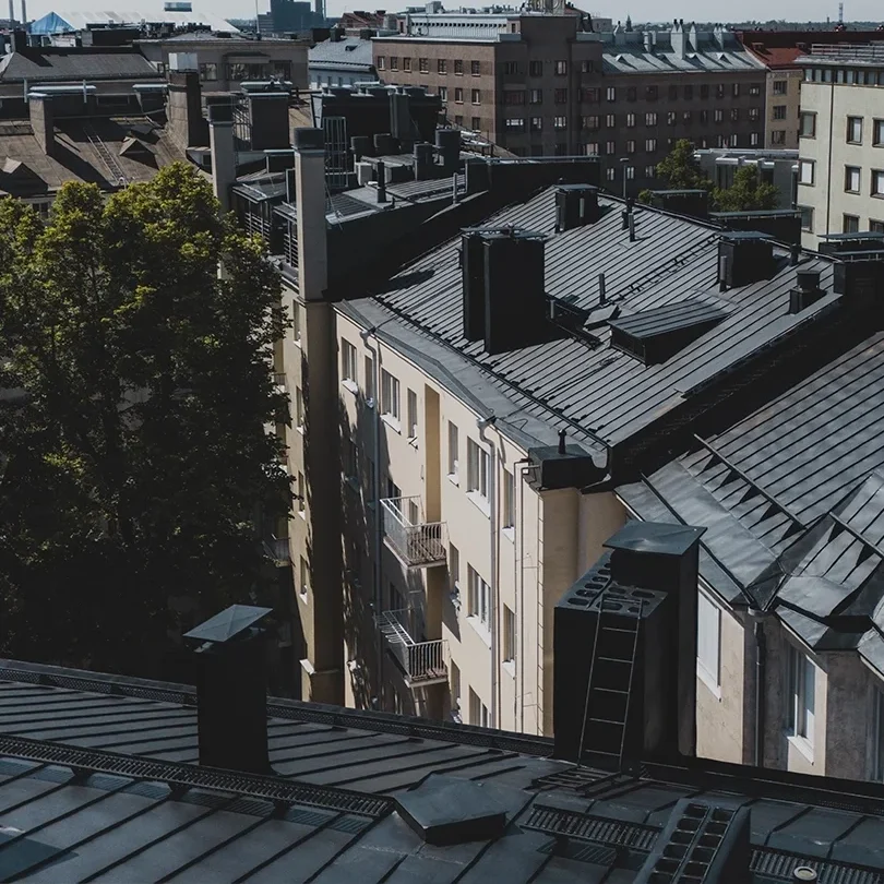 Kattoremontti paraatipaikalle – Runeberginkatu 57
